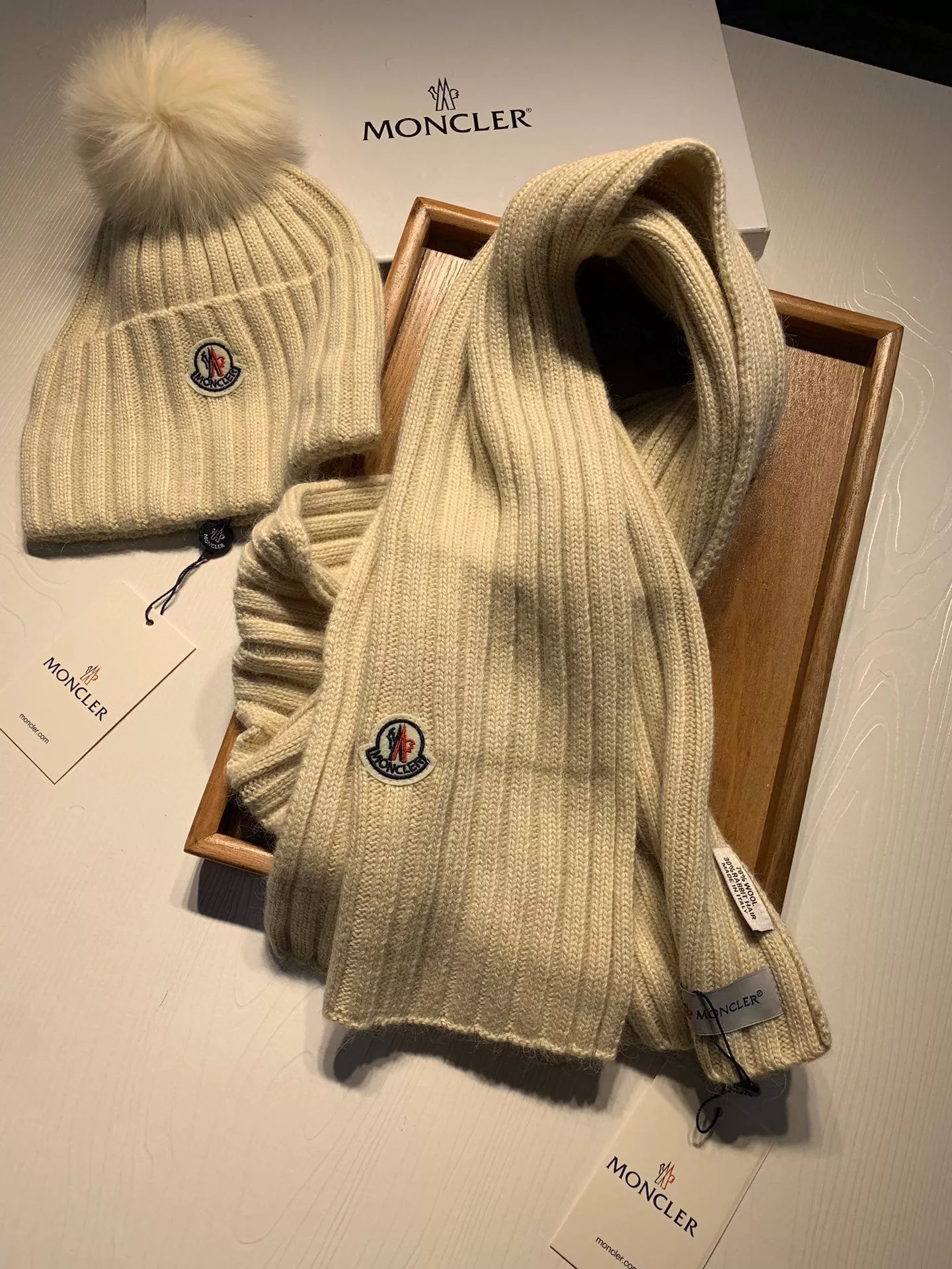 moncler hat and echapres set s_127ab0a3